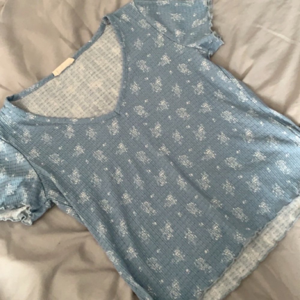 super cute blue floral crop tee